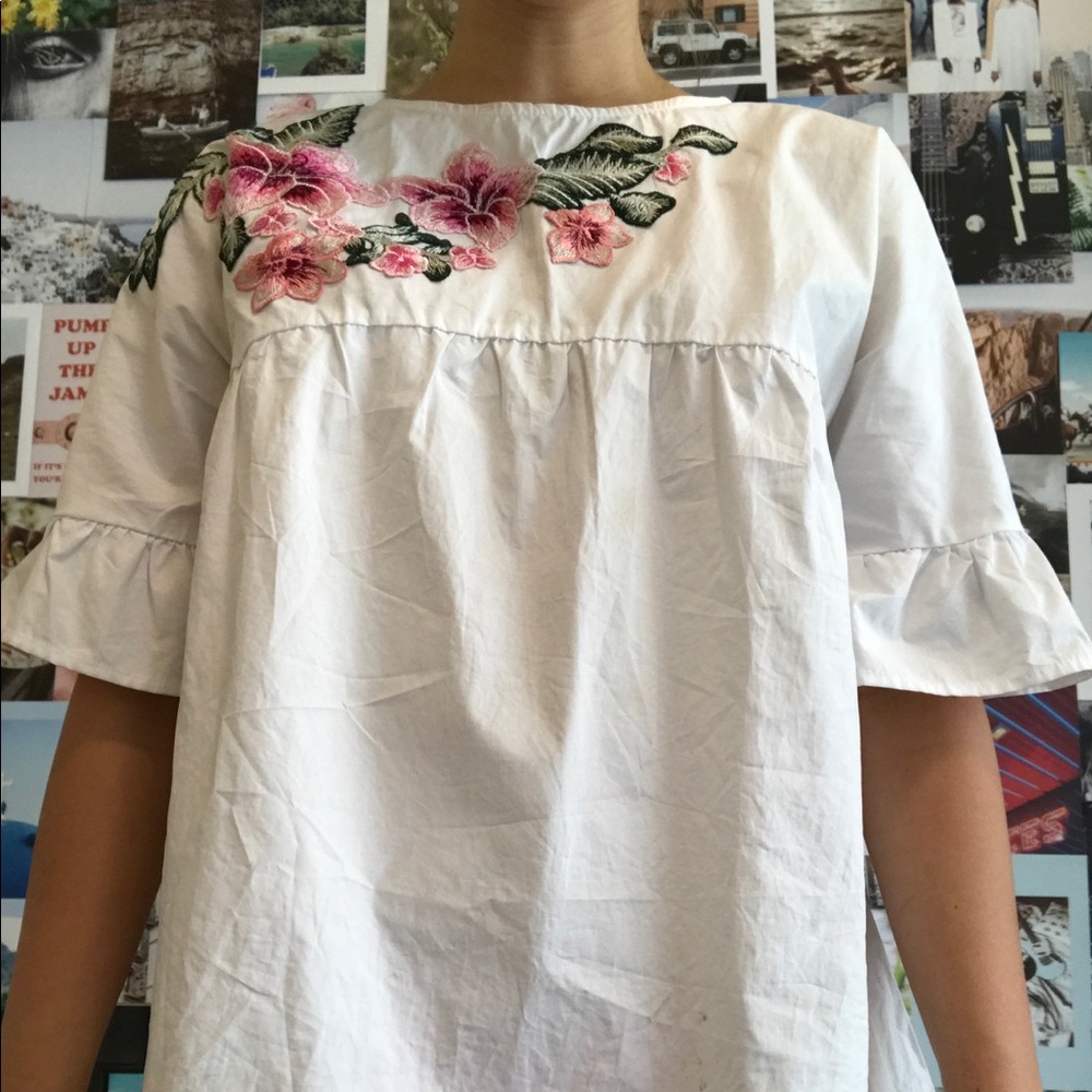 Cute ruffle sleeve shirt! Supper cute flowers too!